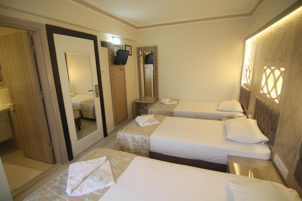 Postel nebo postele na pokoji v ubytování Grand Liza Hotel