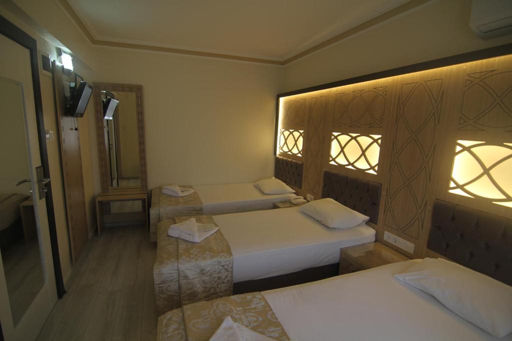 Postel nebo postele na pokoji v ubytování Grand Liza Hotel