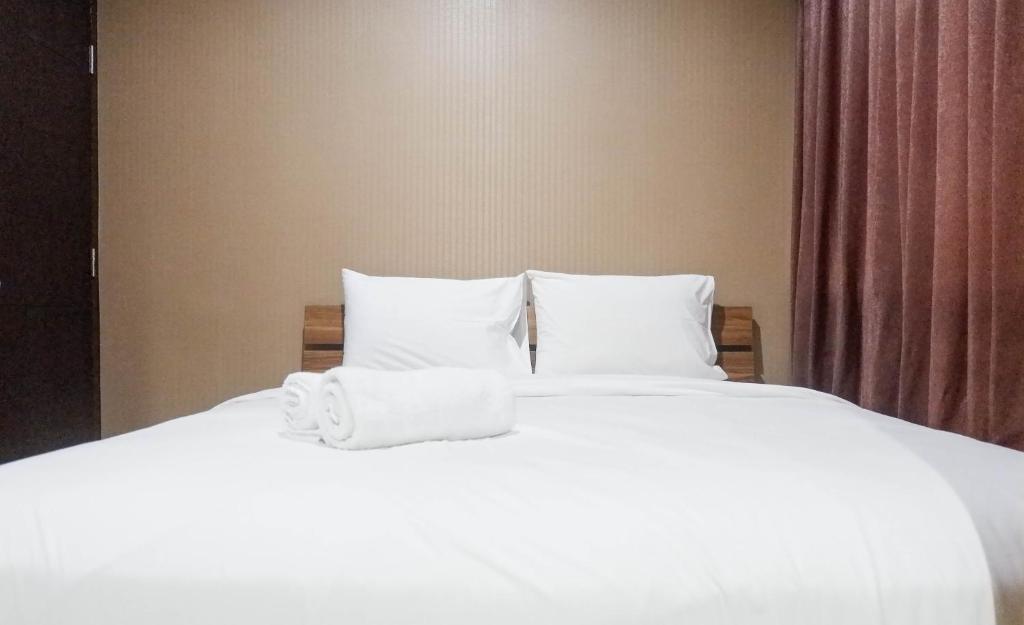 Katil atau katil-katil dalam bilik di Minimalist 2BR Apartment at Tamansari Papilio By Travelio