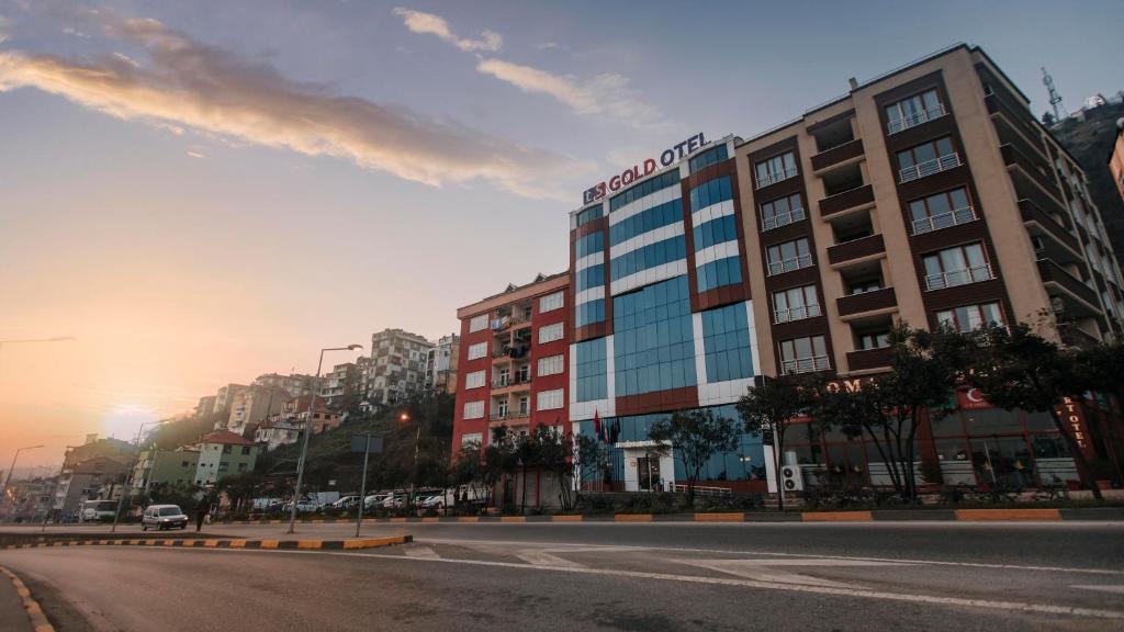 un edificio con un cartel en una calle de la ciudad en TS Gold Otel, en Trabzon