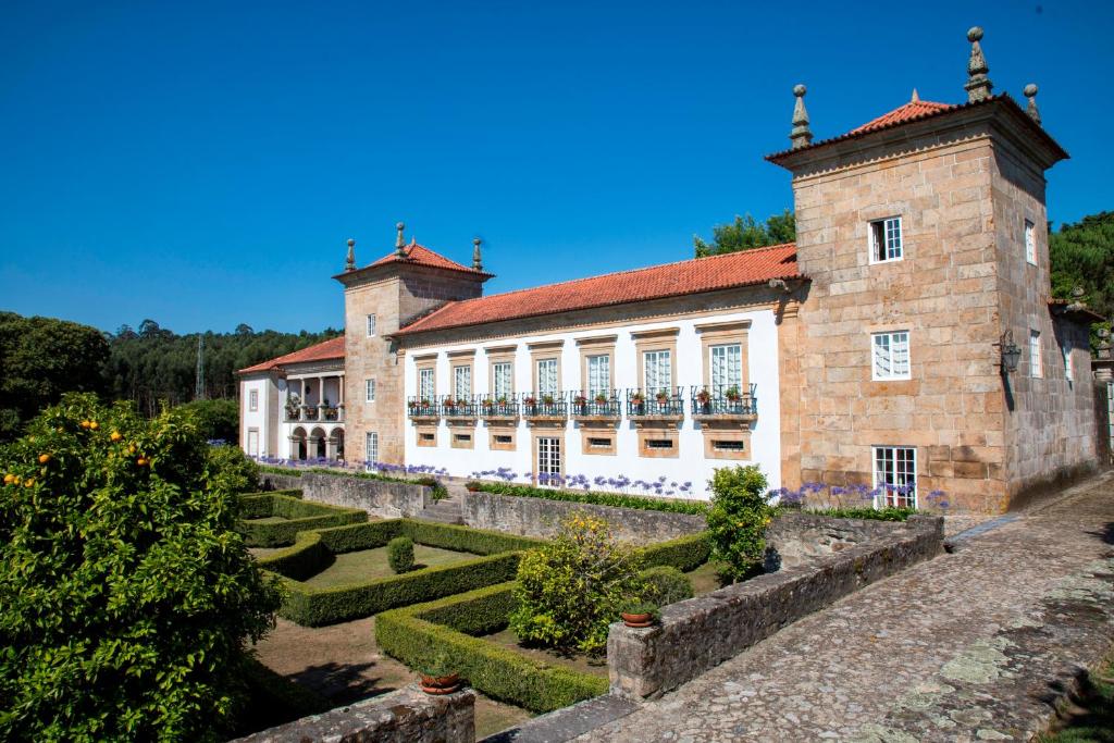 un edificio con un jardín delante de él en Casa da Lage, en Ponte de Lima