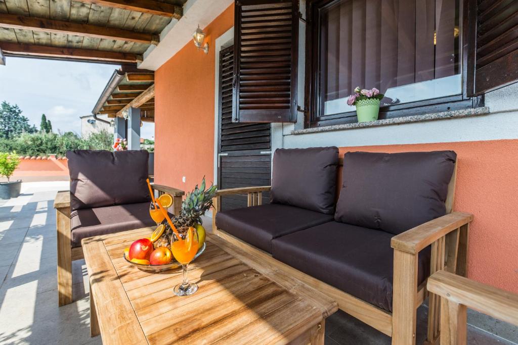 Posezení v ubytování Cozy villa Sejdi with private pool in Pula by WiiBuk