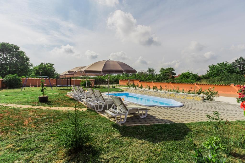 Bazén v ubytování Cozy villa Sejdi with private pool in Pula by WiiBuk nebo v jeho okolí