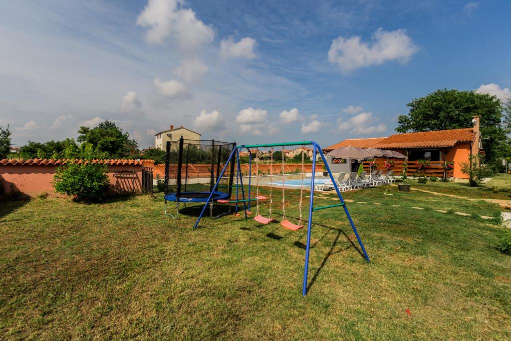 Herní místnost nebo prostor pro děti v ubytování Cozy villa Sejdi with private pool in Pula by WiiBuk