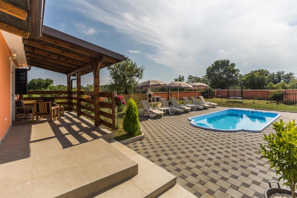 Bazén v ubytování Cozy villa Sejdi with private pool in Pula by WiiBuk nebo v jeho okolí
