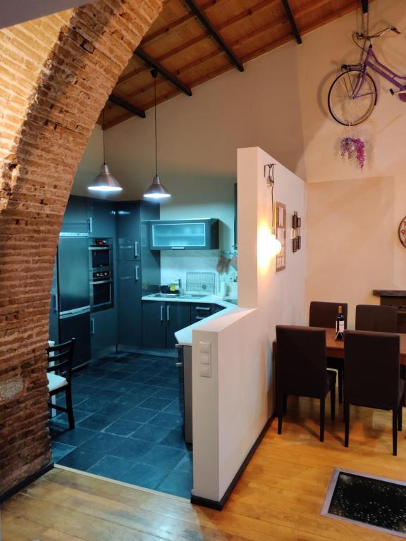 Kuhinja oz. manjša kuhinja v nastanitvi Casa de Santo André