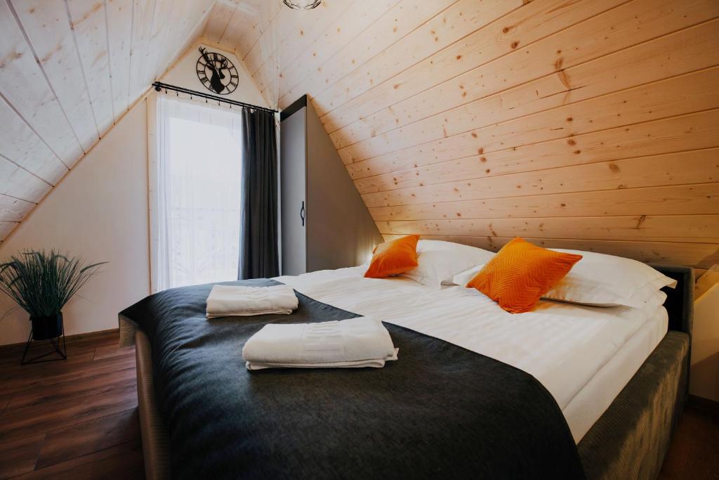 Posteľ alebo postele v izbe v ubytovaní Apartamenty Oliwia