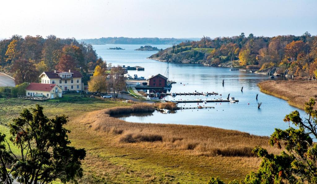 une rivière avec un tas de bateaux dans l'eau dans l'établissement Pensionat Järnavik, à Bräkne-Hoby