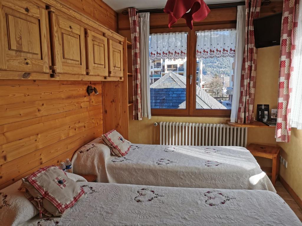Postel nebo postele na pokoji v ubytování Hôtel Arolla