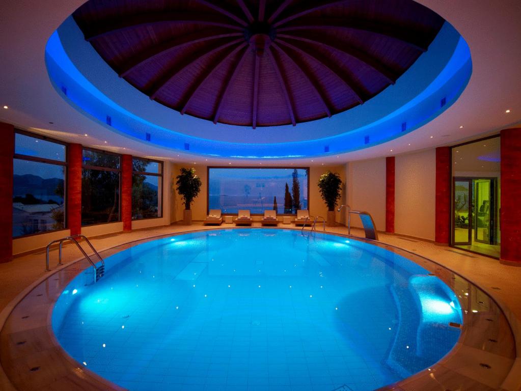 Bazén v ubytování Porto Galini Seaside Resort & Spa nebo v jeho okolí
