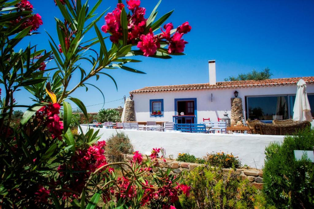 a villa with a view of the garden at Casa dos Castelejos in Guerreiro