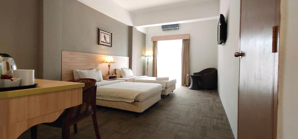 Postel nebo postele na pokoji v ubytování Prima Hotel Melaka