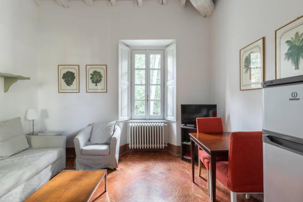 ein Wohnzimmer mit einem Sofa und einem Tisch in der Unterkunft Bilocale nel Parco di Villa Erba in Cernobbio