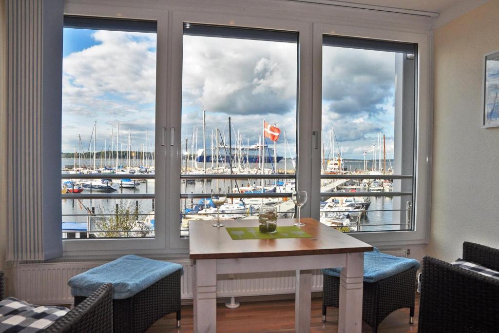 Camera con tavolo e vista su un porto turistico di BRN Frische Brise a Laboe