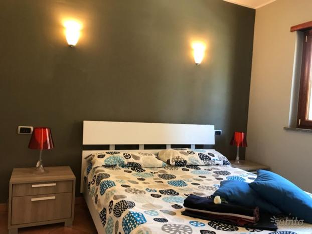 Un dormitorio con una cama con almohadas azules. en Casa vacanze “Perla del Circeo”, en Sabaudia