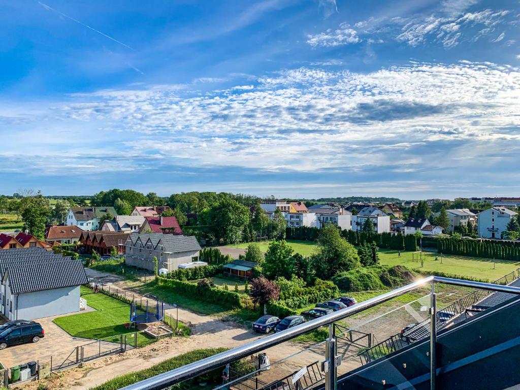 una vista aérea de una pequeña ciudad con coches aparcados en Wczasowa 8 Apartments en Sarbinowo