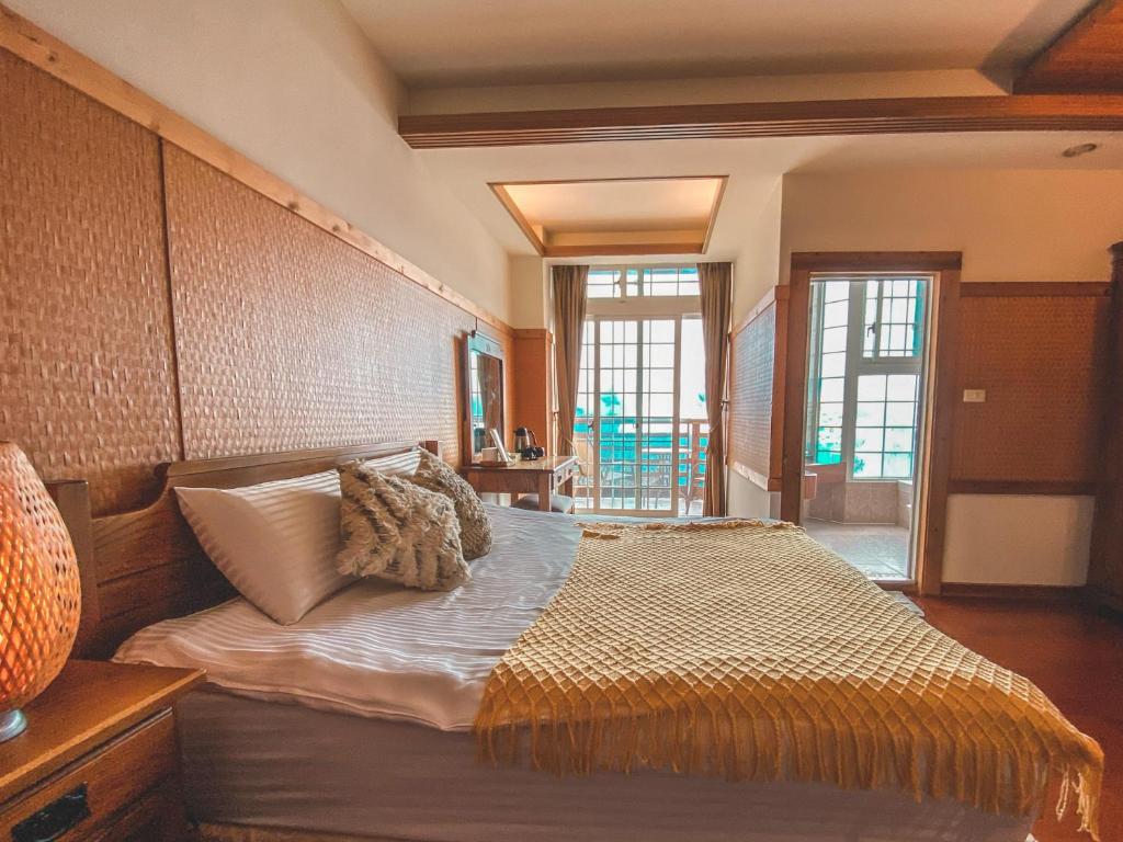 a bedroom with a large bed with pillows on it at Euro Country Villa in Ren&#39;ai