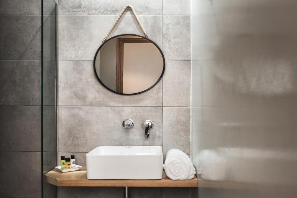Ein Badezimmer in der Unterkunft Pierros Hotel