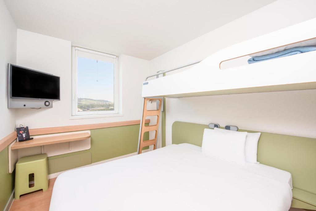 伯恩的住宿－伯爾尼博覽會宜必思快捷酒店，一间卧室配有双层床和电视