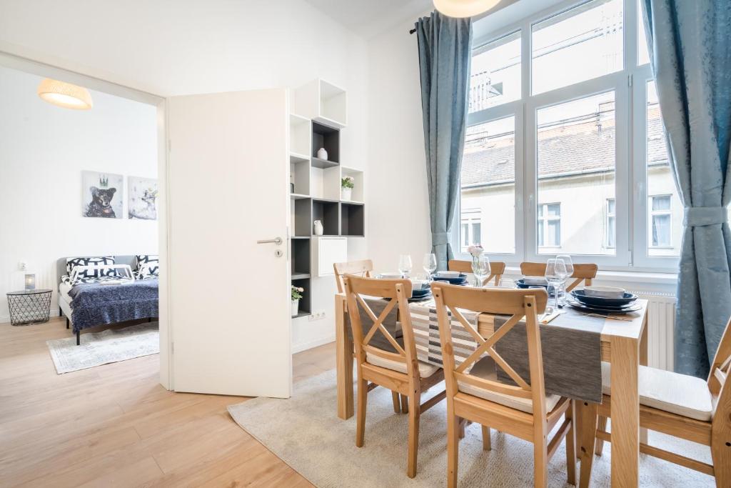 Posedenie v ubytovaní BpR Blooming Design Home with A/C