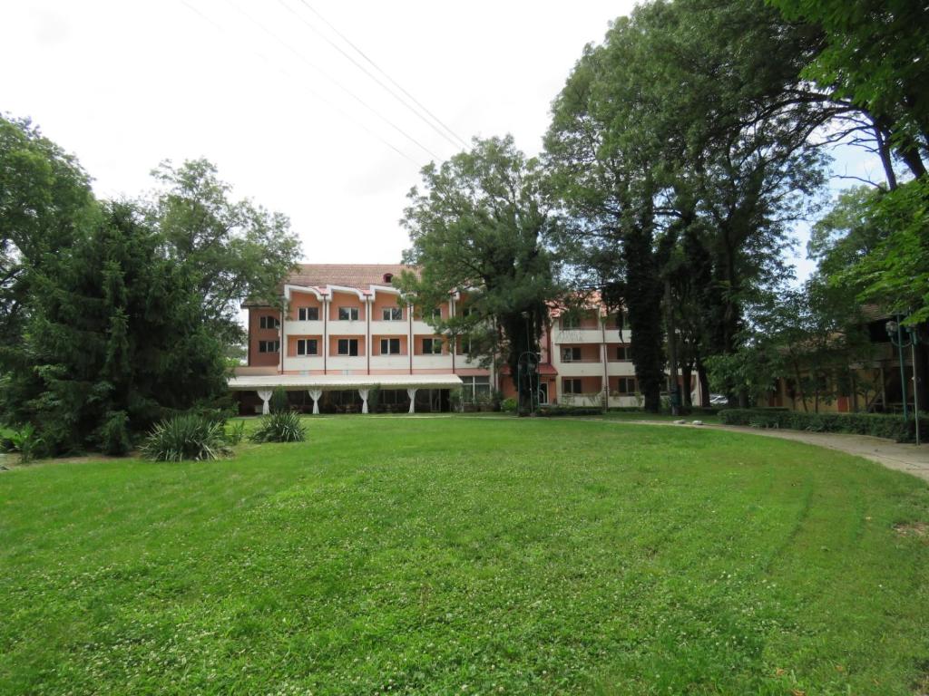 un gran campo de césped frente a un edificio en Hotel Turist Beharca, en Beharca