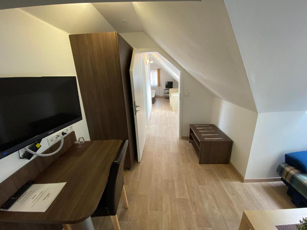 TV a/nebo společenská místnost v ubytování Hotel Garni Goldene Traube