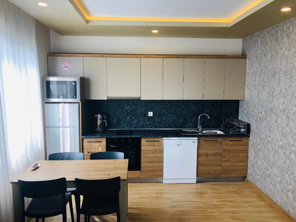 Kuchyň nebo kuchyňský kout v ubytování Golden World Suite Hotel