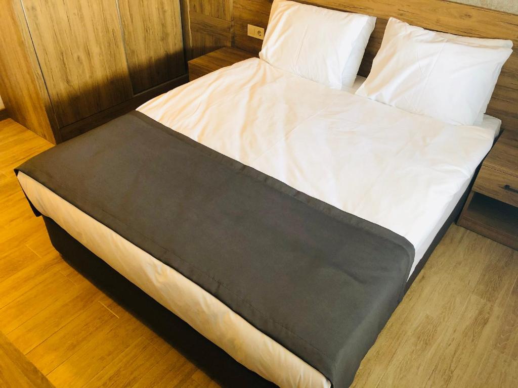 Postel nebo postele na pokoji v ubytování Golden World Suite Hotel