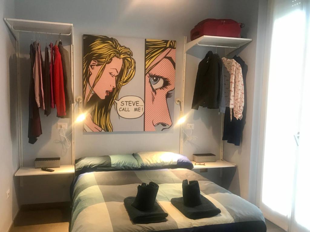 ミラノにあるPied à Terre Sant'Agostinoのベッドルーム1室(ベッド1台付)が備わります。壁には絵画が飾られています。