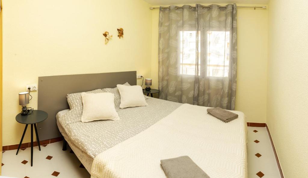 een slaapkamer met een groot bed en een raam bij La Mata Beach Resort in La Mata