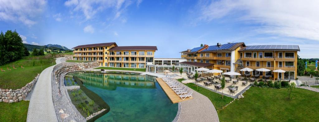 einen Luftblick auf ein Resort mit einem Pool in der Unterkunft Nesselwanger Hof in Nesselwang