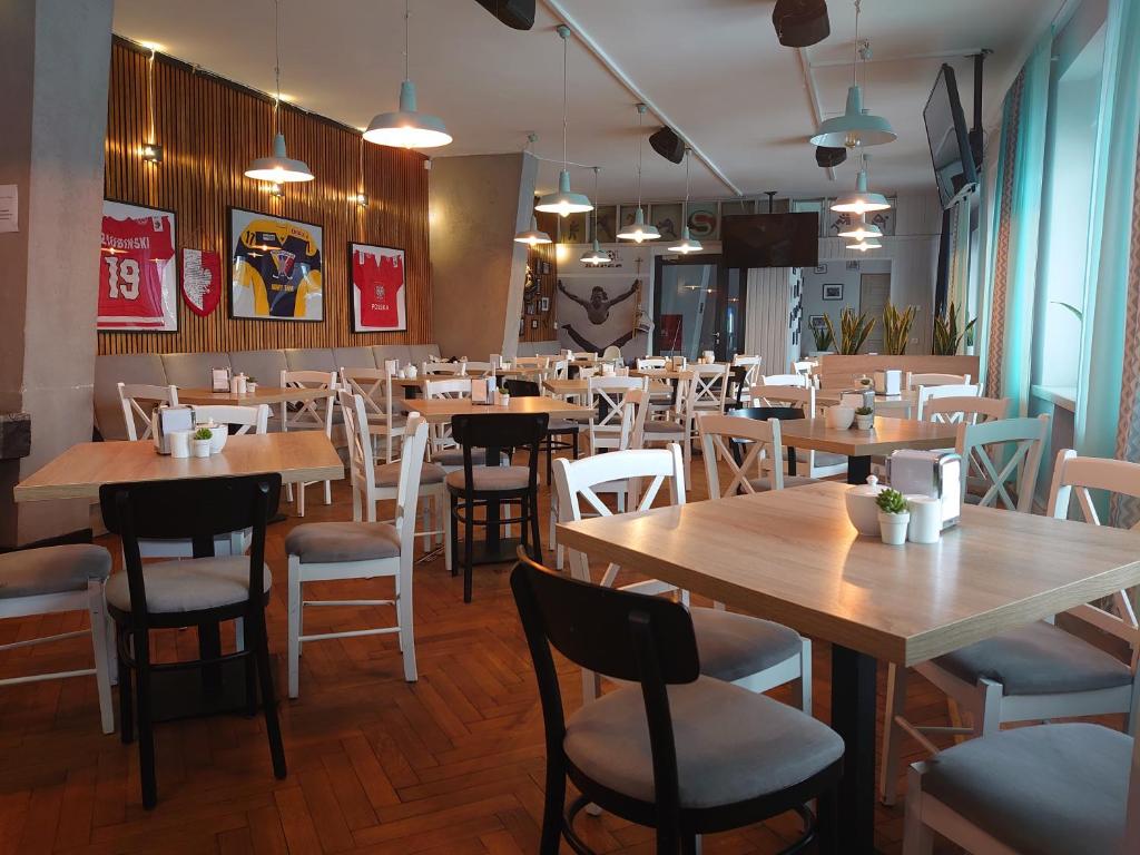 Reštaurácia alebo iné gastronomické zariadenie v ubytovaní Hotel***Gorce