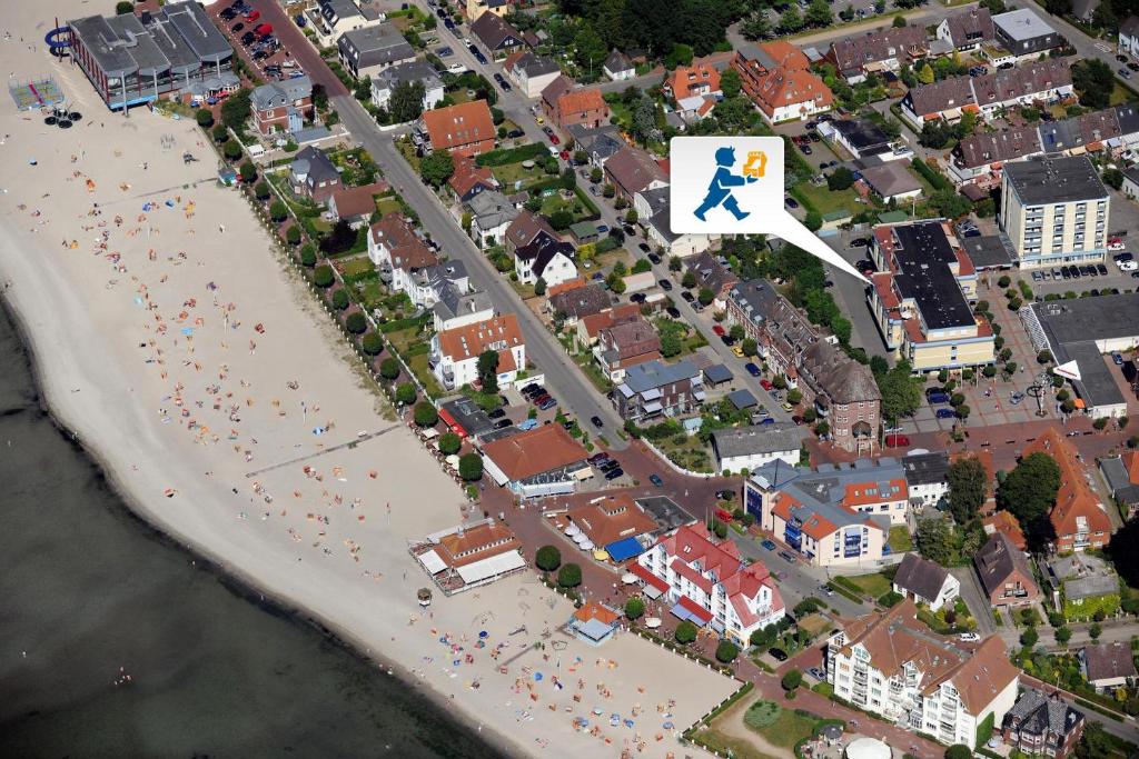 uma vista aérea de uma praia com pessoas na areia em SH 48 Ostseeoase em Laboe