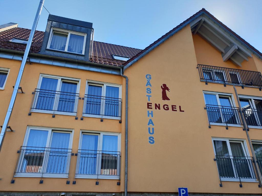 un edificio giallo con il cartello per l'hotel energetico niemia di Hotel Gasthof zum Engel - Gästehaus a Künzelsau