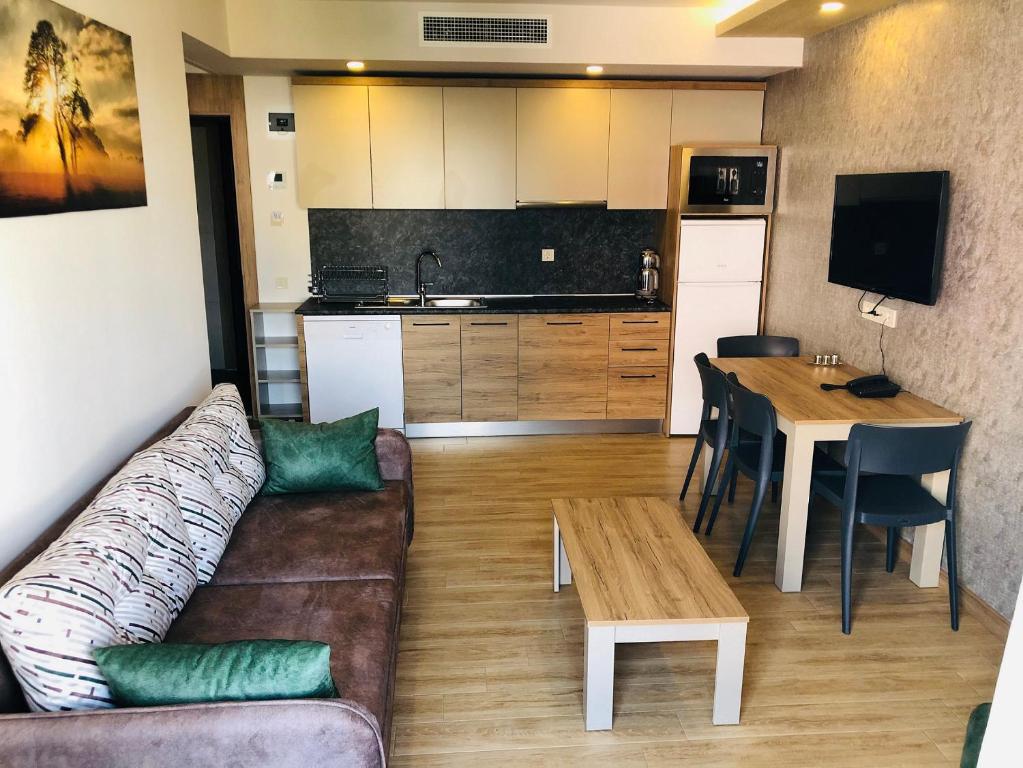 Kuchyň nebo kuchyňský kout v ubytování Golden World Suite Hotel