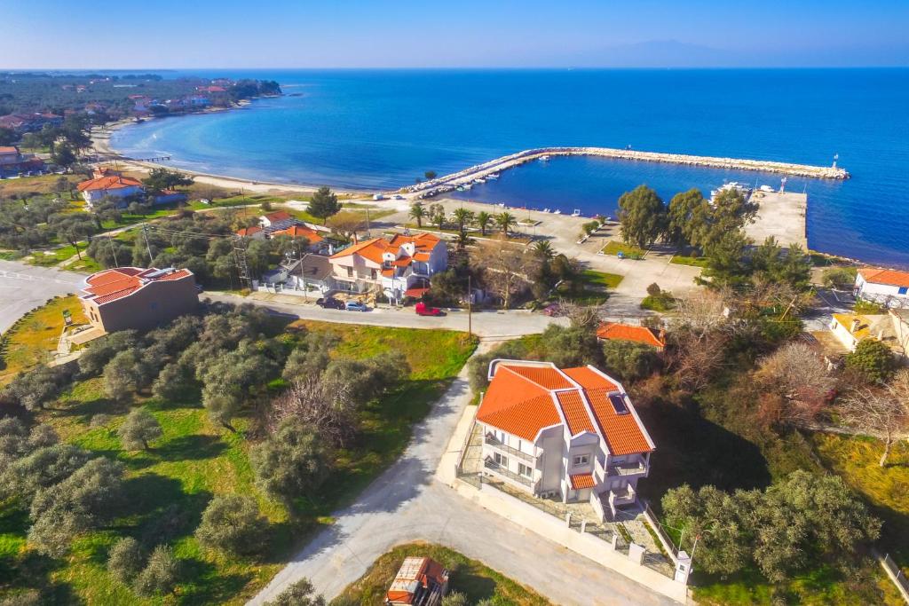 una vista aerea di una casa vicino all'oceano di Skala Rachoni Cris Luxury Apartment Down Floor a Skala Rachoniou