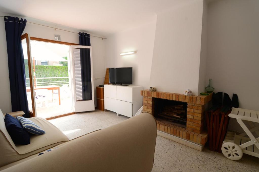 Televízia a/alebo spoločenská miestnosť v ubytovaní MIGJORN MAR Bx-2