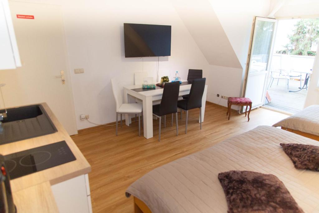 Postel nebo postele na pokoji v ubytování Hotel am Gutspark Prager GbR