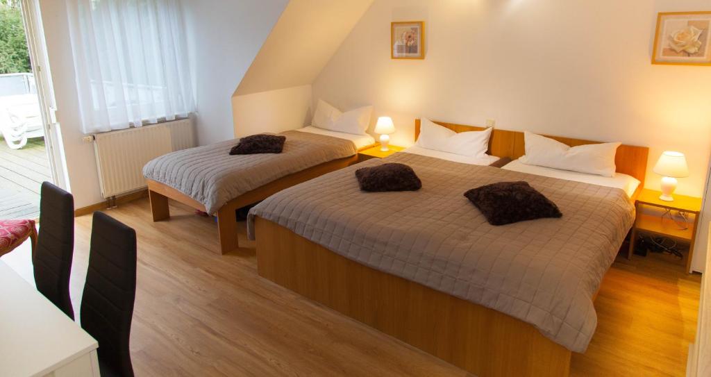 Postel nebo postele na pokoji v ubytování Hotel am Gutspark Prager GbR
