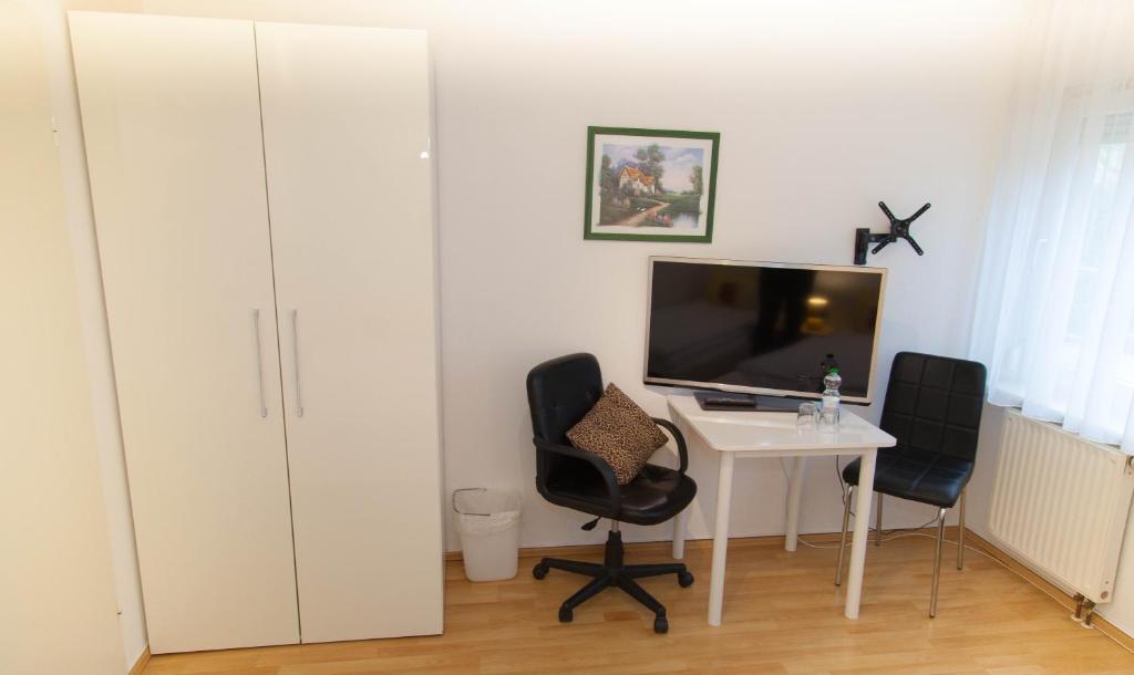 TV a/nebo společenská místnost v ubytování Hotel am Gutspark Prager GbR