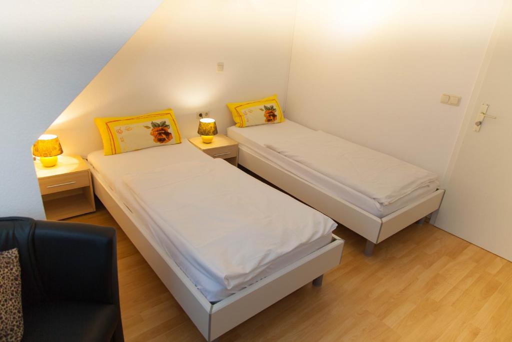 Postel nebo postele na pokoji v ubytování Hotel am Gutspark Prager GbR