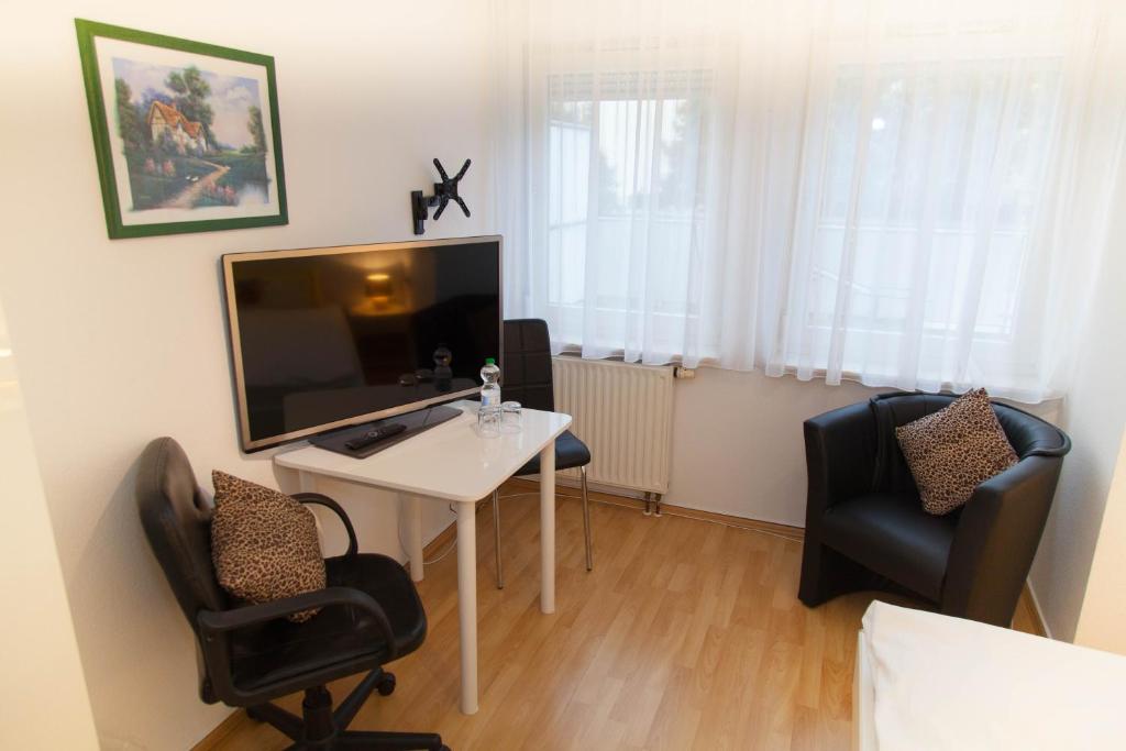 TV a/nebo společenská místnost v ubytování Hotel am Gutspark Prager GbR