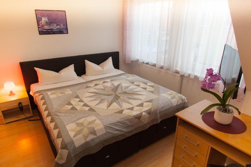 Postel nebo postele na pokoji v ubytování Hotel am Gutspark Prager GbR