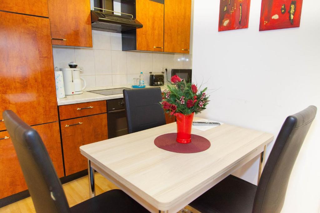 Kuchyň nebo kuchyňský kout v ubytování Hotel am Gutspark Prager GbR