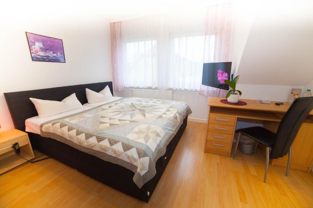 Postel nebo postele na pokoji v ubytování Hotel am Gutspark Prager GbR