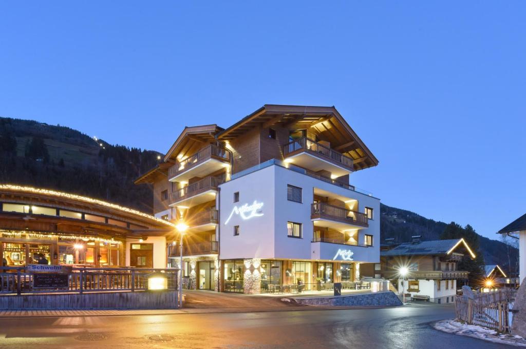 un hotel en las montañas por la noche en Venediger Lodge en Neukirchen am Großvenediger