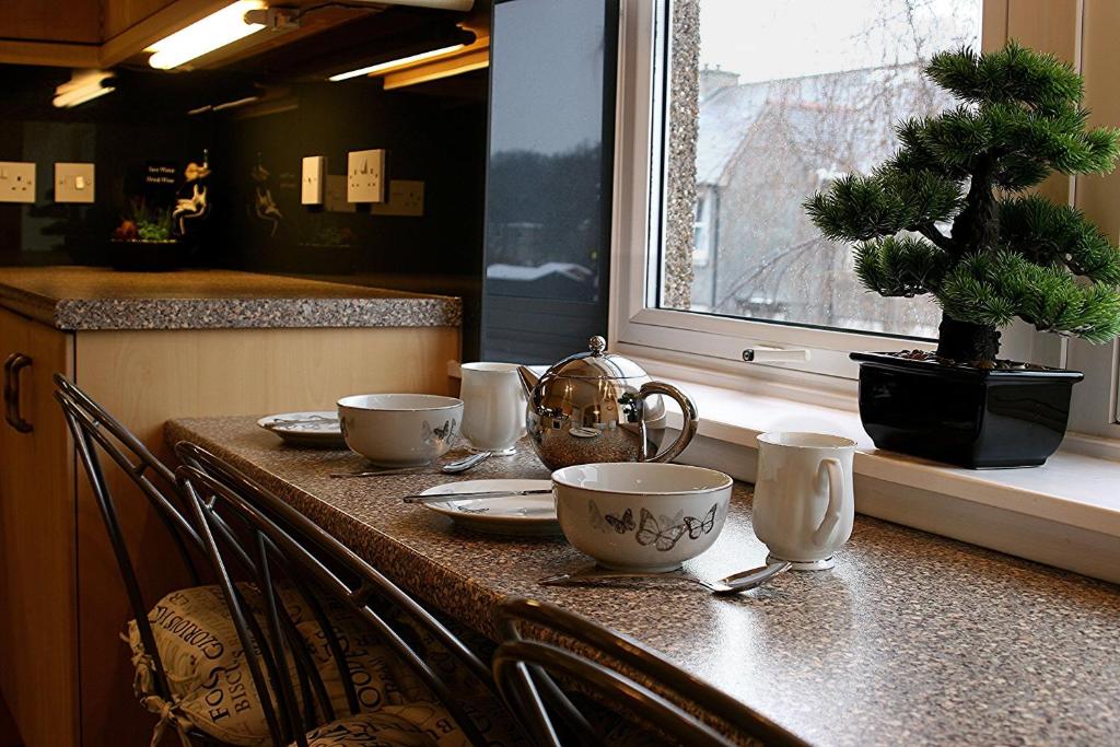 Příslušenství pro přípravu čaje a kávy v ubytování Linden Apartment