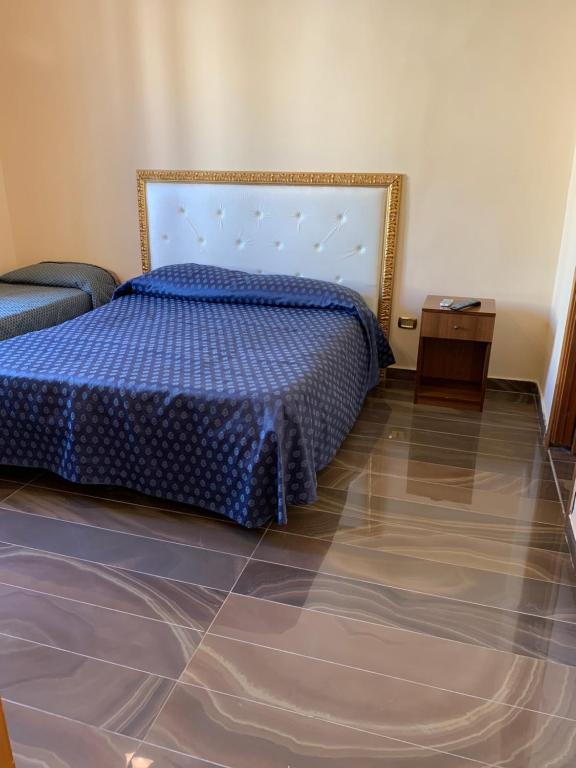 1 dormitorio con 1 cama con edredón azul en beb elia, en Nápoles