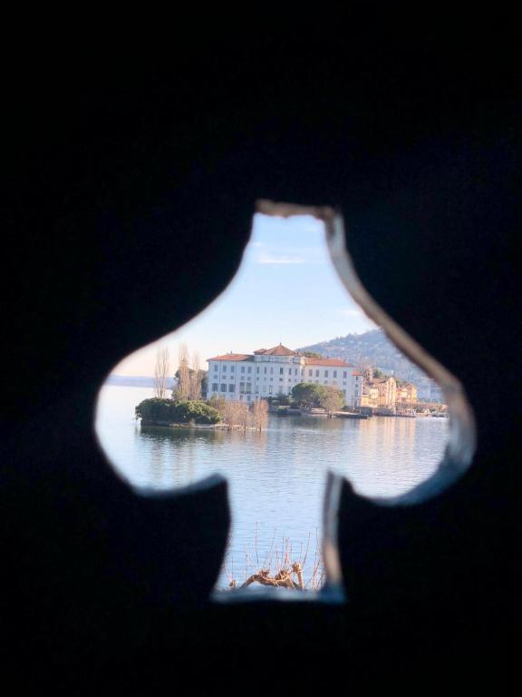 Výhled na řeku, která protéká v blízkosti hotelu