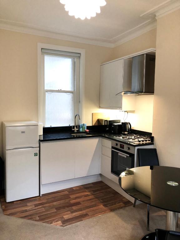 Stylish Maisonette and Studio in Victoria - Two-Bedroom Apartment